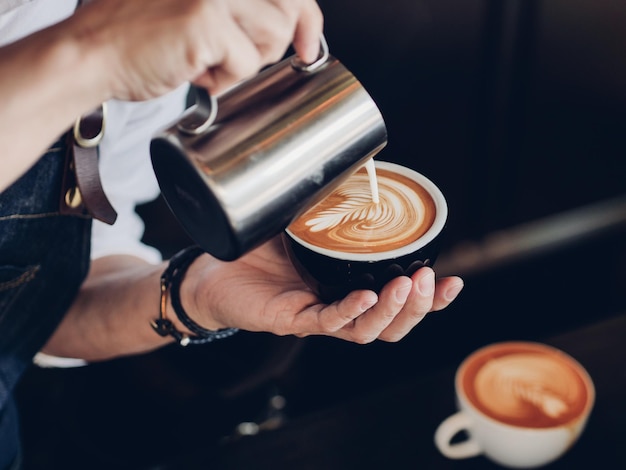 Abgeschnittenes Bild einer Person, die im Café Kaffee zubereitet