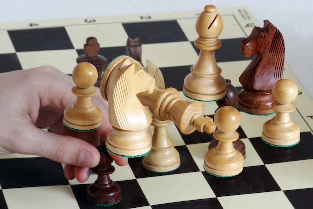 Abgeschnittenes Bild einer Person, die Schach spielt