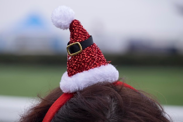 Foto abgeschnittenes bild einer person, die zu weihnachten einen weihnachtsmannshut trägt