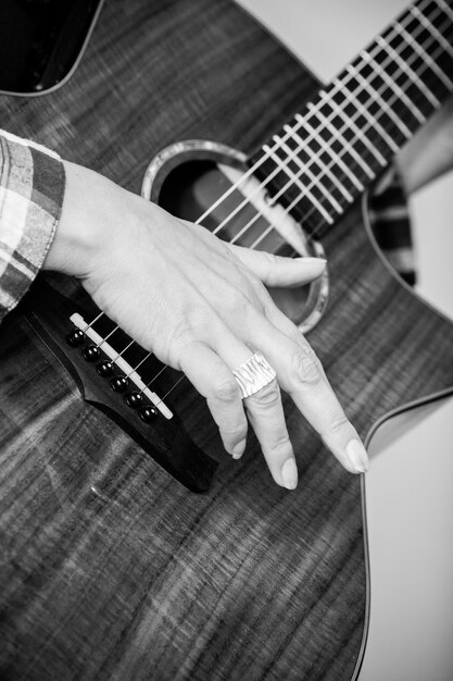 Foto abgeschnittenes bild einer person mit akustikgitarre