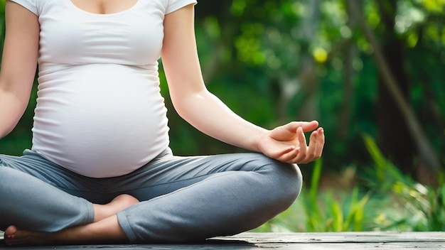Abgeschnittenes Bild einer schönen schwangeren Frau, die meditiert
