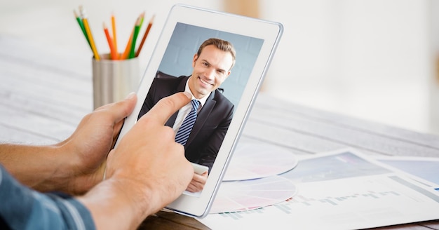 Abgeschnittenes Bild einer Videokonferenz eines Geschäftsmanns mit einem Kollegen auf einem Tablet-PC