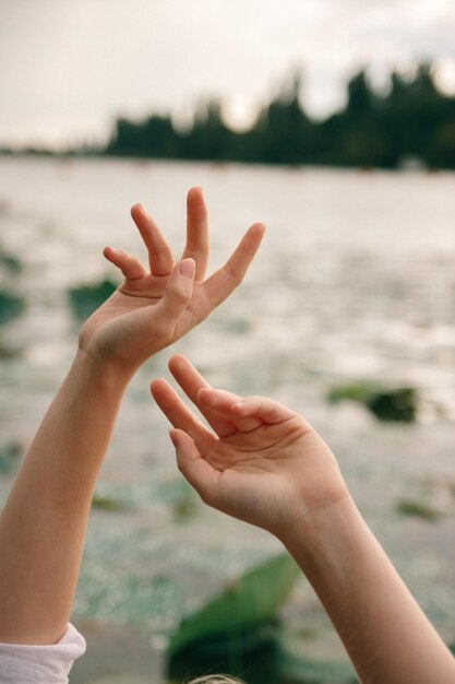 Abgeschnittenes Bild einer weiblichen Hand vor verschwommenem Hintergrund