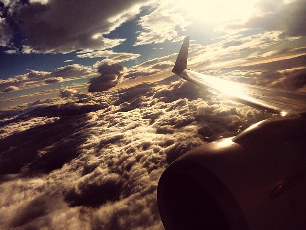 Abgeschnittenes Bild eines Flugzeugflügels über der Landschaft