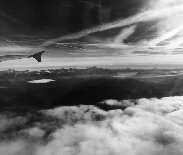 Foto abgeschnittenes bild eines flugzeugflügels vor einem bewölkten himmel