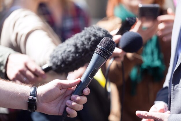 Foto abgeschnittenes bild eines journalisten mit mikrofonen