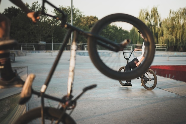 Abgeschnittenes Bild eines Mannes, der beim Radfahren ein Stunt ausführt