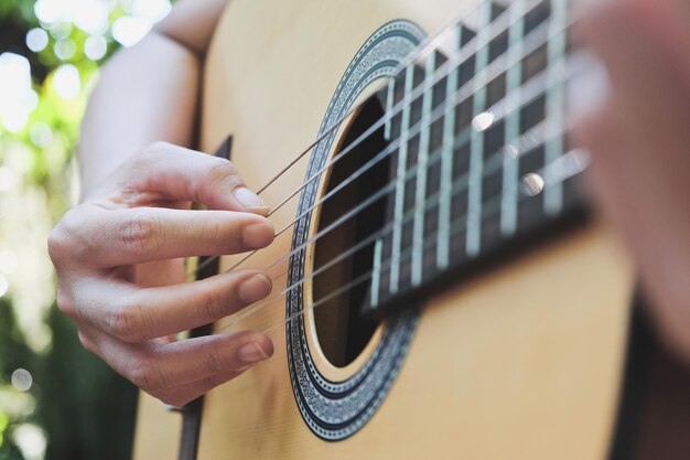 Abgeschnittenes Bild eines Mannes, der Gitarre spielt