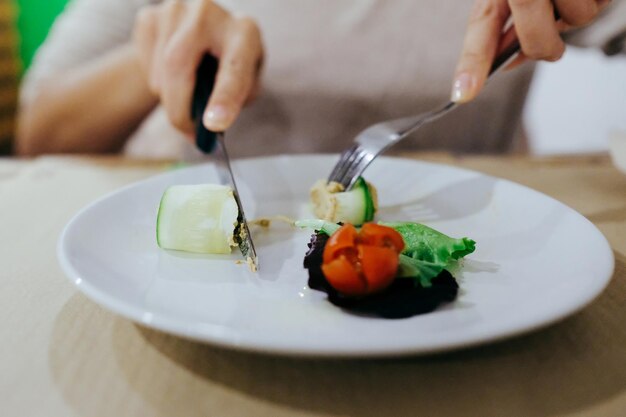 Foto abgeschnittenes bild eines mannes mit essen auf dem tisch