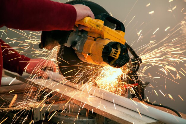 Abgeschnittenes Bild eines manuellen Arbeiters, der Maschinen benutzt, während er in einer Fabrik arbeitet