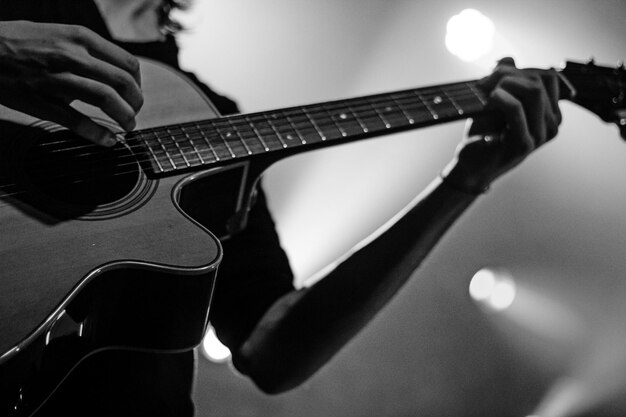 Foto abgeschnittenes bild eines musikers, der gitarre spielt