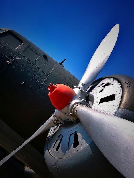 Foto abgeschnittenes bild eines propellers im museum gegen den himmel