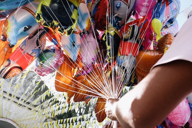 Abgeschnittenes Bild eines Verkäufers mit Ballons