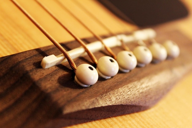 Abgeschnittenes Bild von akustischen Gitarrenbrücken