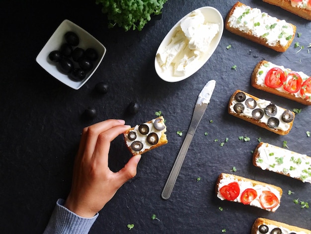 Foto abgeschnittenes bild von bruschetta am tisch