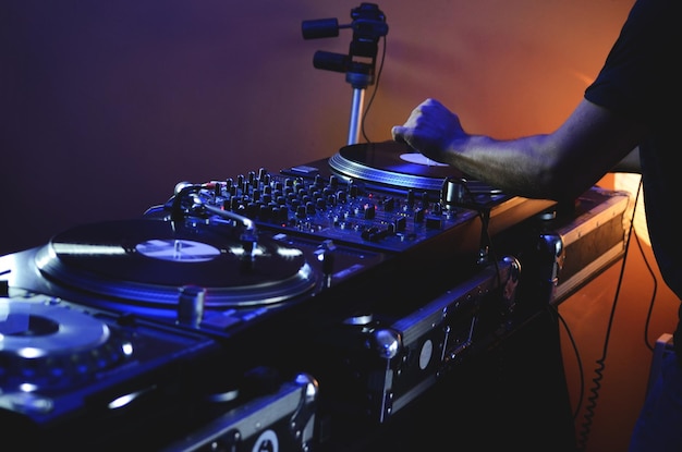 Abgeschnittenes Bild von einem DJ, der während eines Konzerts Musik spielt