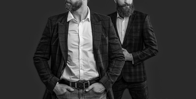 Abgeschnittenes Bild von formellen eleganten Männern im Studio formellen eleganteren Männern im Hintergrund