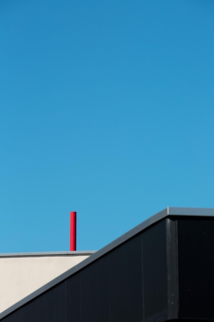 Abgeschnittenes Bild von Gebäuden vor klarem blauen Himmel