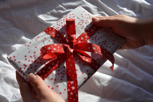 Abgeschnittenes Bild von Händen, die Weihnachtsgeschenke halten