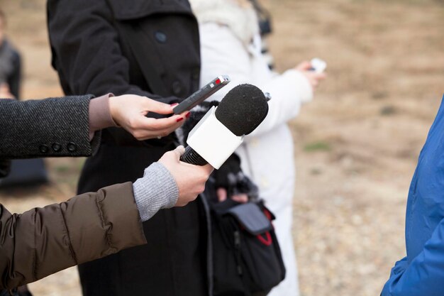 Foto abgeschnittenes bild von journalisten, die einen mann interviewen