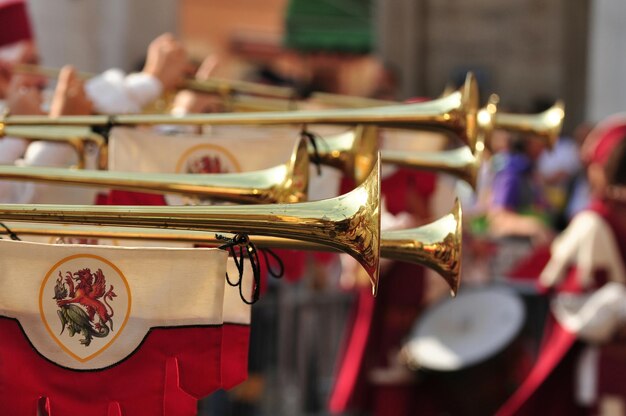 Foto abgeschnittenes bild von menschen, die bei einer parade blasinstrumente spielen