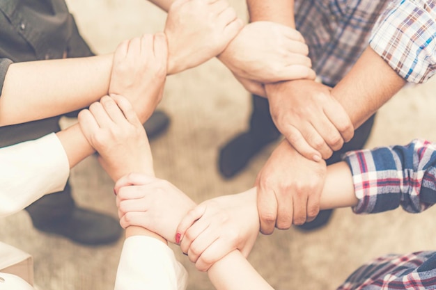 Foto abgeschnittenes bild von menschen, die eine handkette bilden