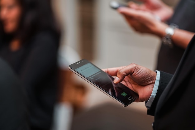 Abgeschnittenes Bild von Menschen, die Mobiltelefone benutzen