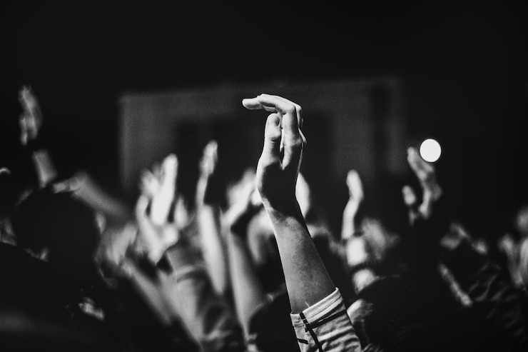 Foto abgeschnittenes bild von menschen mit erhobenen händen bei einem musikkonzert