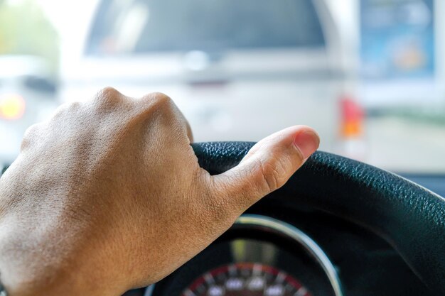 Foto abgeschnittenes handgeführtes auto