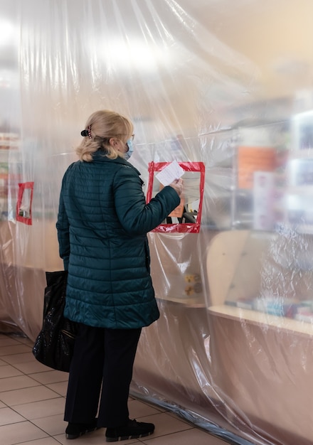 Abgrenzung der Bereiche mit dem Film während der Quarantäne in Apotheken.