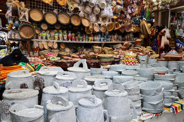 Foto abha arabia saudita 7 de julio de 2022 artesanías y folclore popular cultura saudí antiguo mercado tienda de antigüedades