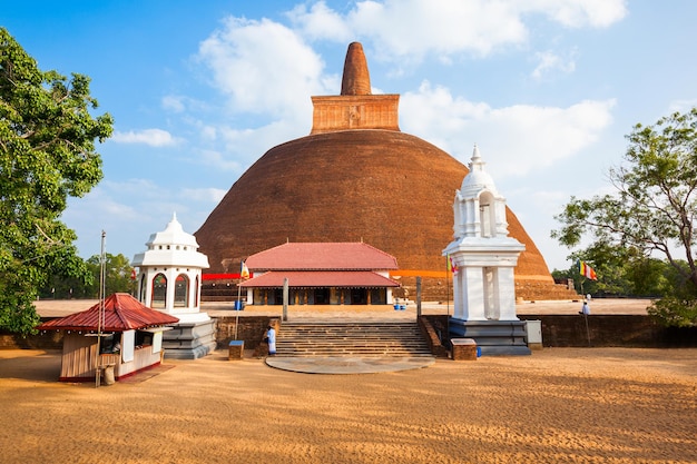 Abhayagiri Vihara era um importante mosteiro do Budismo Mahayana, Theravada e Vajrayana situado em Anuradhapura, Sri Lanka.