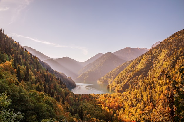 Abkhazia, o famoso lago Ritsa. Lago turquesa, pitoresco e majestoso. Vista de cima.