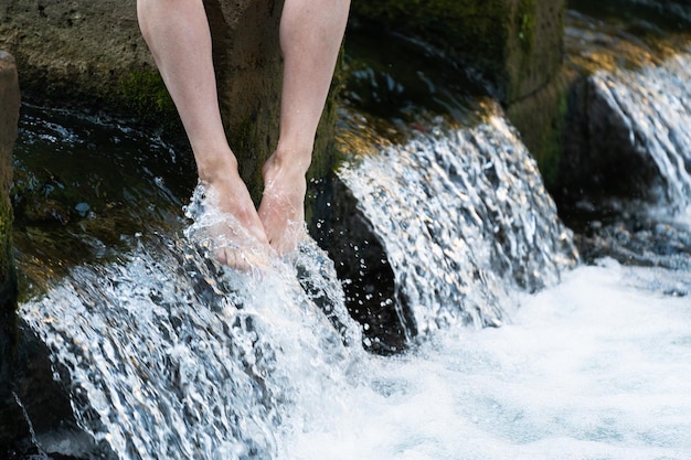 Abkühlung der Füße im kalten Wasser