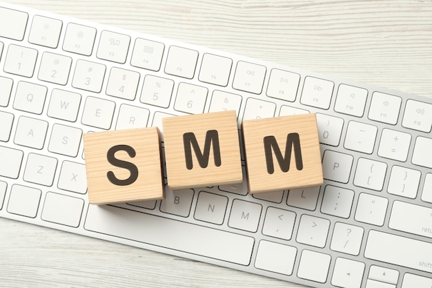 Abkürzung SMM mit Holzwürfeln auf der Computertastatur Draufsicht Social Media Marketing
