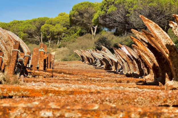 Ablagerung von alten und rostigen Ankern in Cádiz