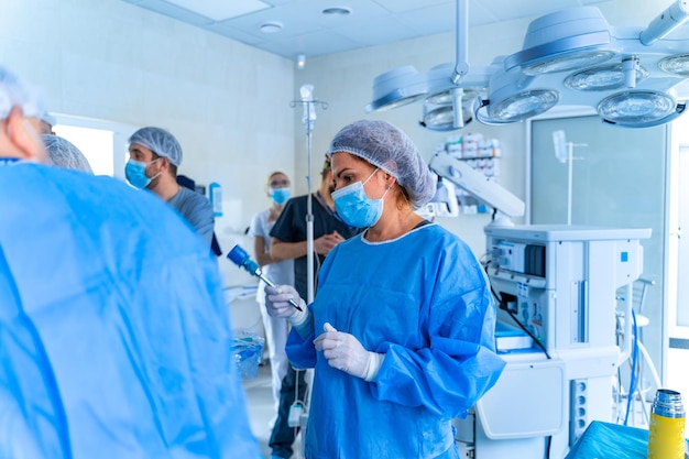 Ablauf der Operation Operation. Chirurgen im Operationssaal mit Operationsausrüstung. Medizinischer Hintergrund. Selektiver Fokus