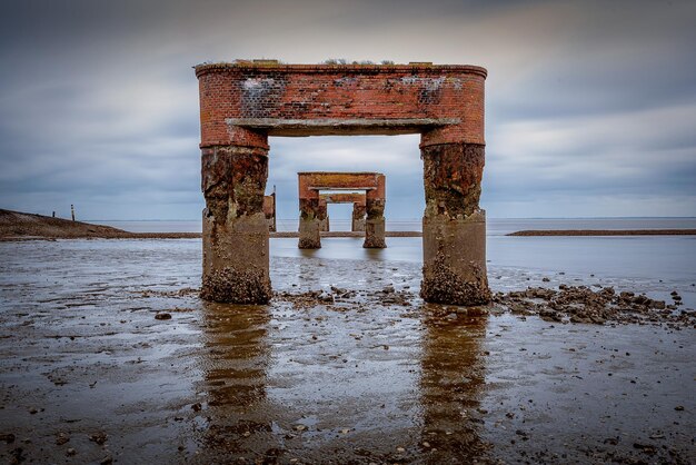 Ablaufender Fährboot Pier in Eckwarderhorne, Deutschland