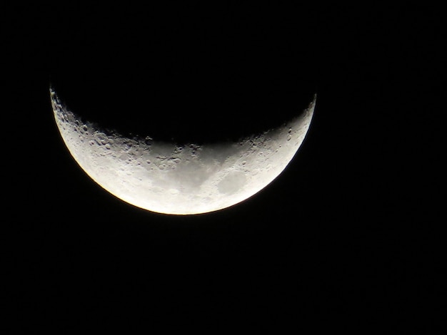 Abnehmender Mond am Nachthimmel