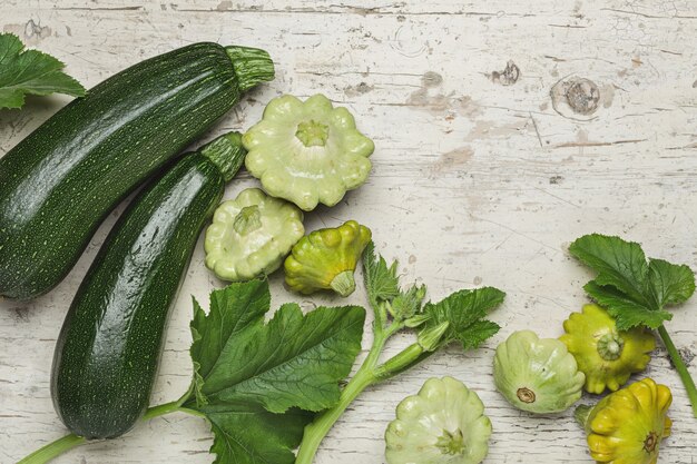 Abóbora, abóbora pattypan, folhas de vegetais.