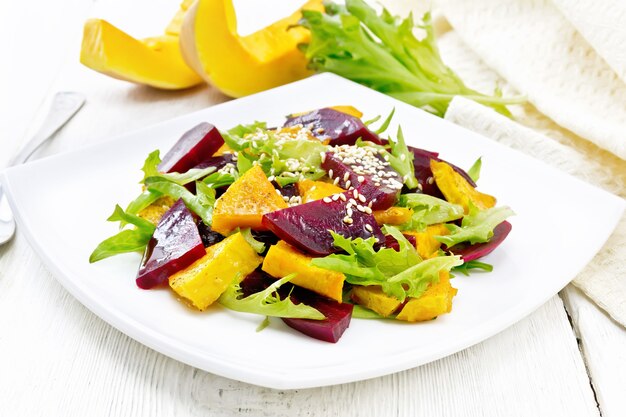 Abóbora assada, beterraba cozida, salada de rúcula temperada com vinagre, especiarias, suco de laranja e vegetais