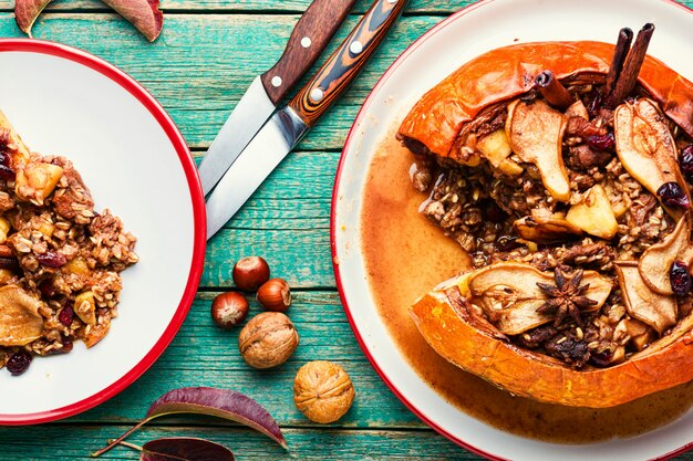 Abóbora assada com granola e frutas secas. Sobremesa de outono. Comida americana