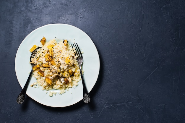 Abóbora assada e quinoa. Comida saudável vegan.