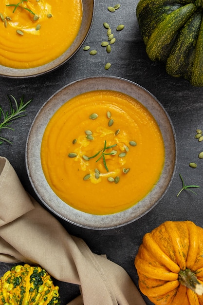 Abóbora assada sazonal e sopa de cenoura com creme e sementes