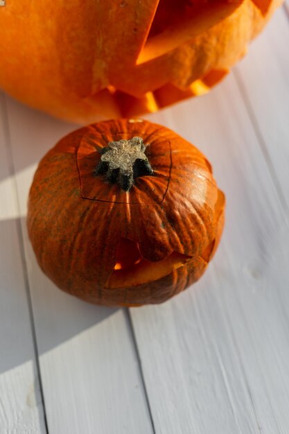 Abóbora assustadora de Halloween em um fundo branco de madeira