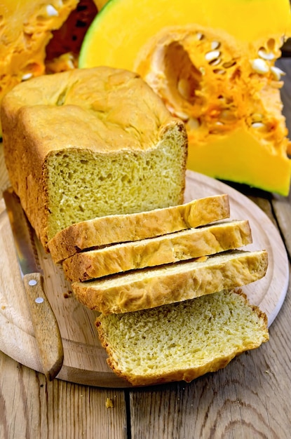 Abóbora caseira de pão em uma placa com uma faca