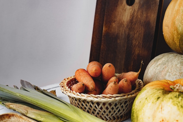 Abóbora, cenoura e alho-poró na mesa da cozinha