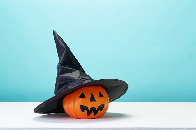 Abóbora com decoração de chapéu para o halloween