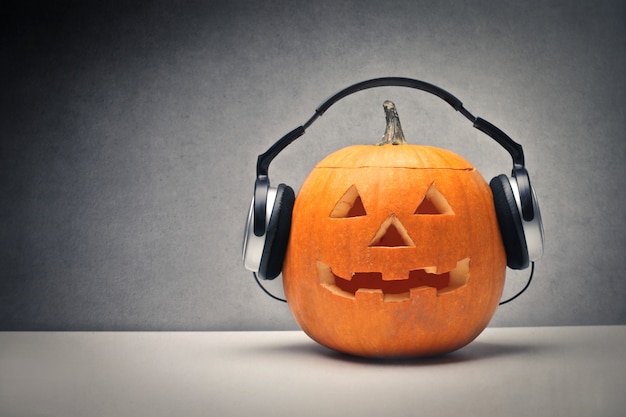 Abóbora de Halloween com fones de ouvido