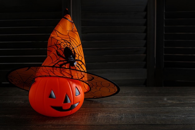 Abóbora de Halloween com o conceito de Halloween de chapéu de bruxa vermelha